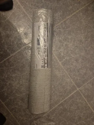 Papel pintado blanco y dorado