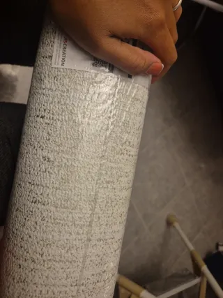 Papel pintado blanco y dorado