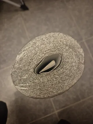 Papel pintado blanco y dorado