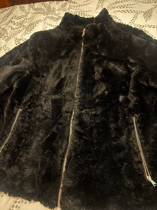 Abrigo negro de pelo sintético