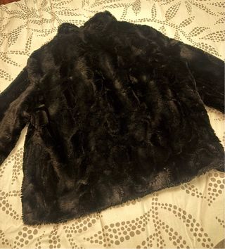 Abrigo negro de pelo sintético