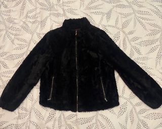 Abrigo negro de pelo sintético