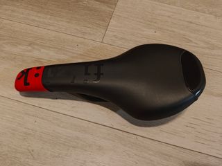 Sillín Fizik Tundra 2 Negro/Rojo