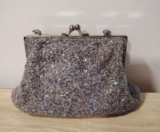 Bolso de mano con pedrería