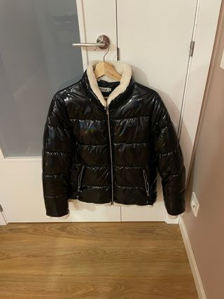 Abrigo negro brillante mujer