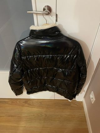 Abrigo negro brillante mujer