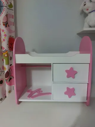 Cambiador de bebé rosa y blanco