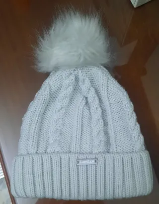 Gorro lana invierno niña pompón gris claro.