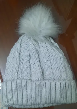 Gorro lana invierno niña pompón gris claro.