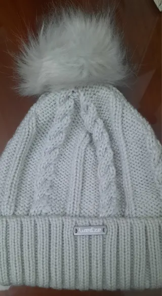 Gorro lana invierno niña pompón gris claro.