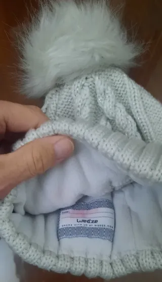 Gorro lana invierno niña pompón gris claro.