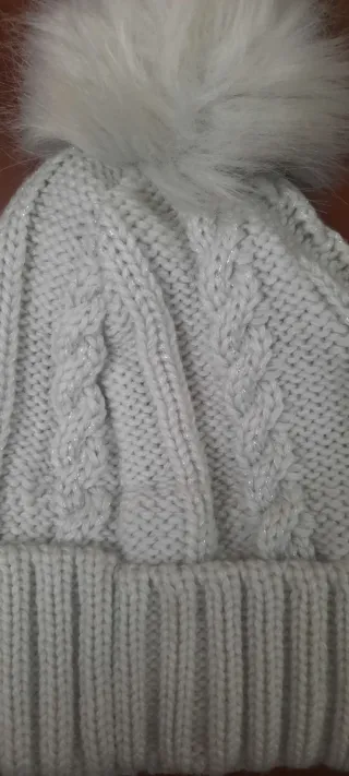 Gorro lana invierno niña pompón gris claro.