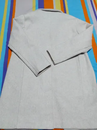 Abrigo Pull and Bear hueso.