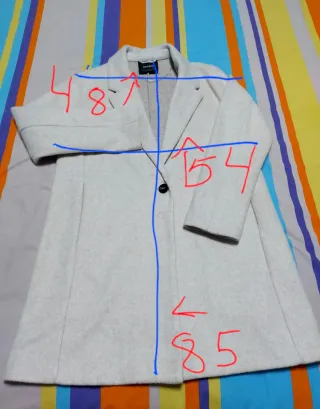 Abrigo Pull and Bear hueso.