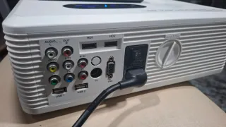 Proyector LED y Pantalla Retráctil