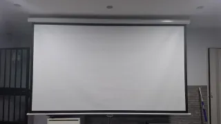 Proyector LED y Pantalla Retráctil