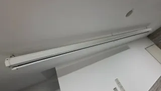 Proyector LED y Pantalla Retráctil