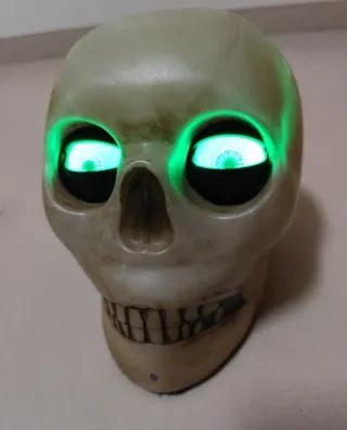 Caveira assustadora com olhos luminosos