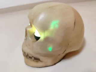 Caveira assustadora com olhos luminosos