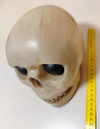 Caveira assustadora com olhos luminosos