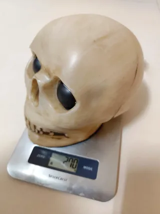 Caveira assustadora com olhos luminosos