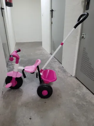 Triciclo infantil rosa con empujador