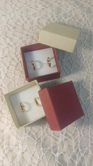 Dos pares de pendientes pequeños chapados