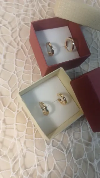 Dos pares de pendientes pequeños chapados
