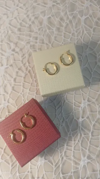 Dos pares de pendientes pequeños chapados