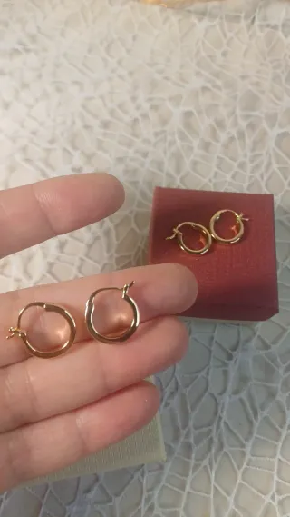 Dos pares de pendientes pequeños chapados