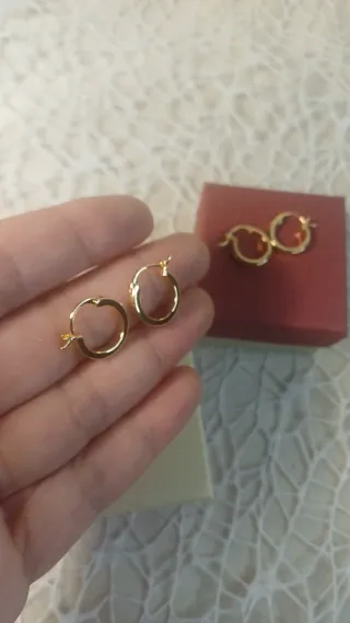 Dos pares de pendientes pequeños chapados