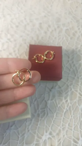 Dos pares de pendientes pequeños chapados