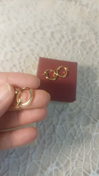 Dos pares de pendientes pequeños chapados