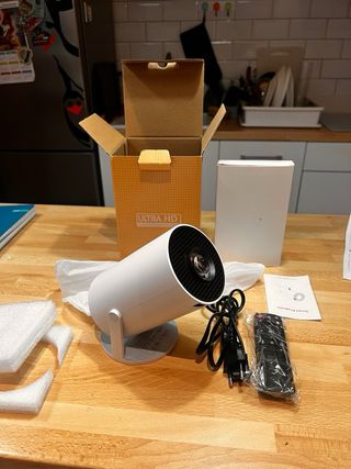 Mini proyector 4K gris y blanco