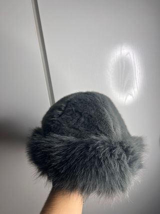 Gorro mongol de pelo gris