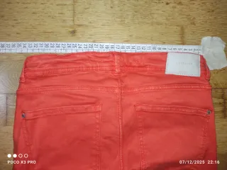 Pantalones rojos ajustados, elásticos