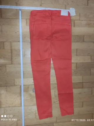 Pantalones rojos ajustados, elásticos