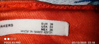 Pantalones rojos ajustados, elásticos