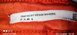 Pantalones rojos ajustados, elásticos