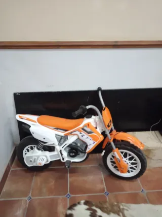 Moto eléctrica infantil KTM con cargador