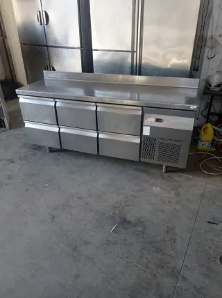 Mesa refrigerada con cajones