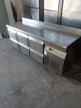 Mesa refrigerada con cajones