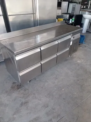 Mesa refrigerada con cajones