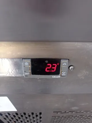 Mesa refrigerada con cajones