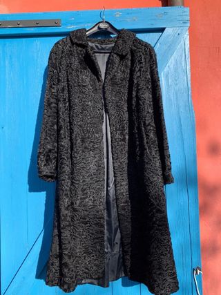 Abrigo de piel de astracán negro