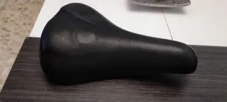 Sillín de bicicleta negro