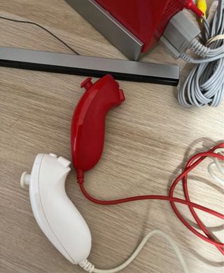 Nintendo Wii Roja + Juegos y Mandos