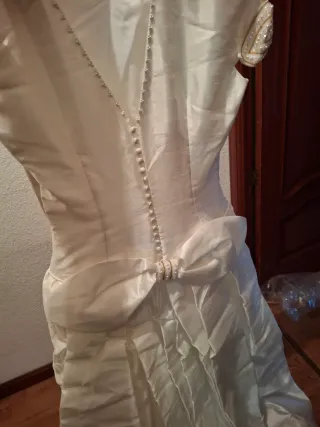 Precioso traje de novia blanco y dorado