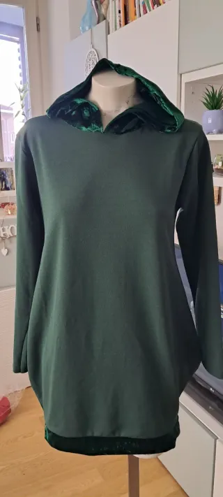 Abito lungo verde con cappuccio o maglia