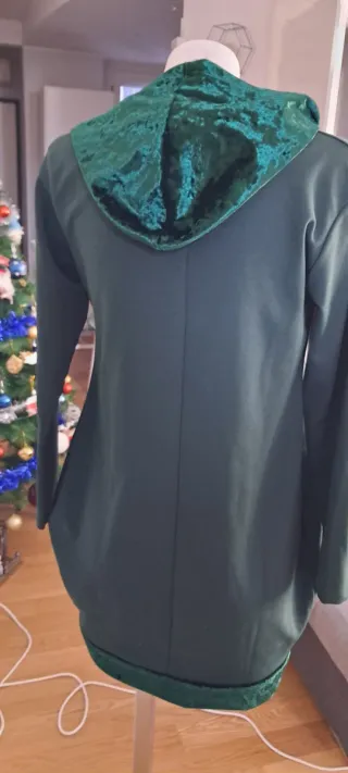 Abito lungo verde con cappuccio o maglia